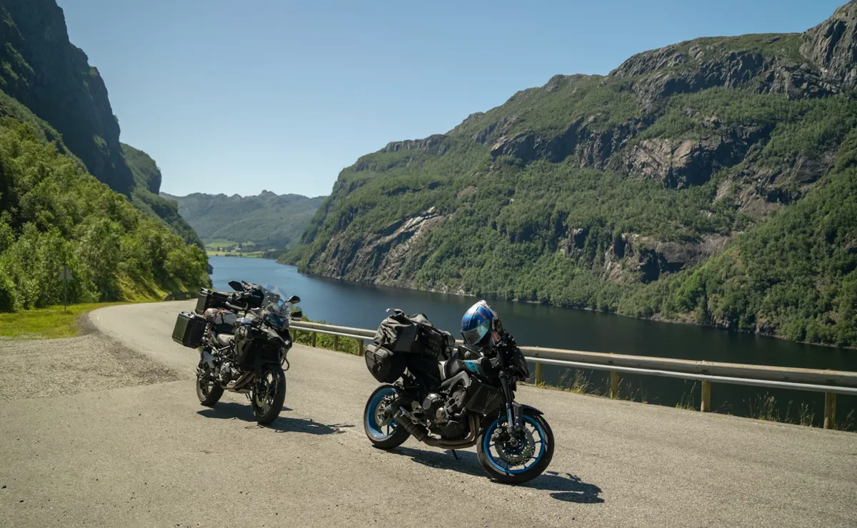 Motorsykkel på norsk vei om våren