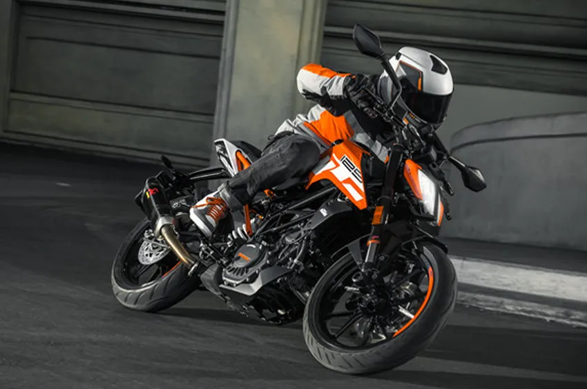 Motorsykkel på norsk vei i regn